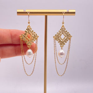 LOVE TRANSCENDS TIME | PEARL EARRINGS
