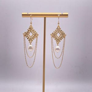 LOVE TRANSCENDS TIME | PEARL EARRINGS